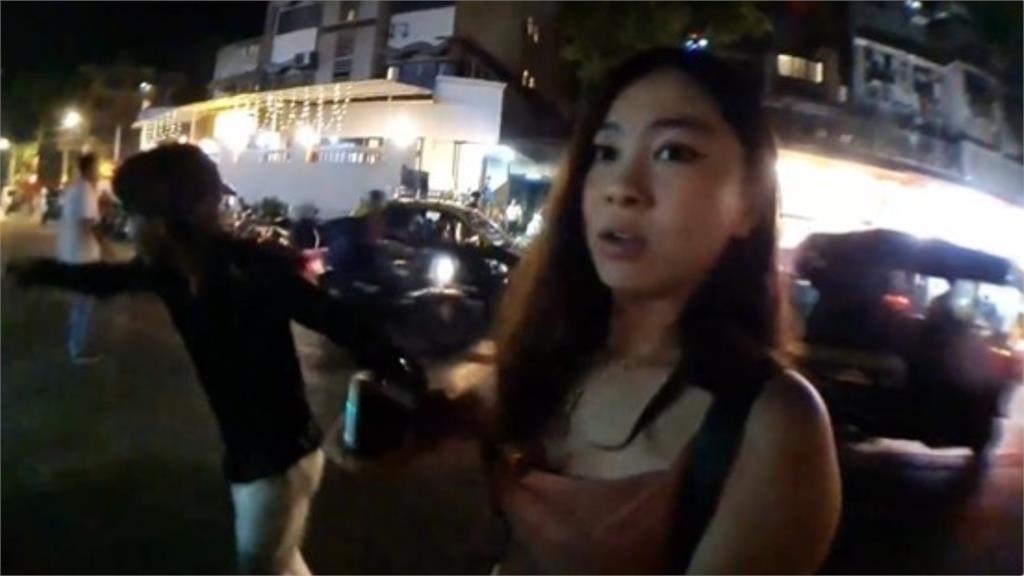 Nữ streamer xinh đẹp bất ngờ bị trai lạ 