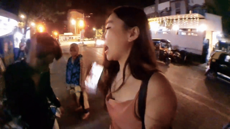 Nữ streamer xinh đẹp bất ngờ bị trai lạ Nữ streamer xinh đẹp bất ngờ bị trai lạ
