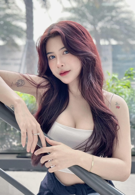 Chẳng diện đồ hở bạo, nữ streamer vẫn khiến fan nam ngẩn ngơ, ví như Seraphine đời thực- Ảnh 1.
