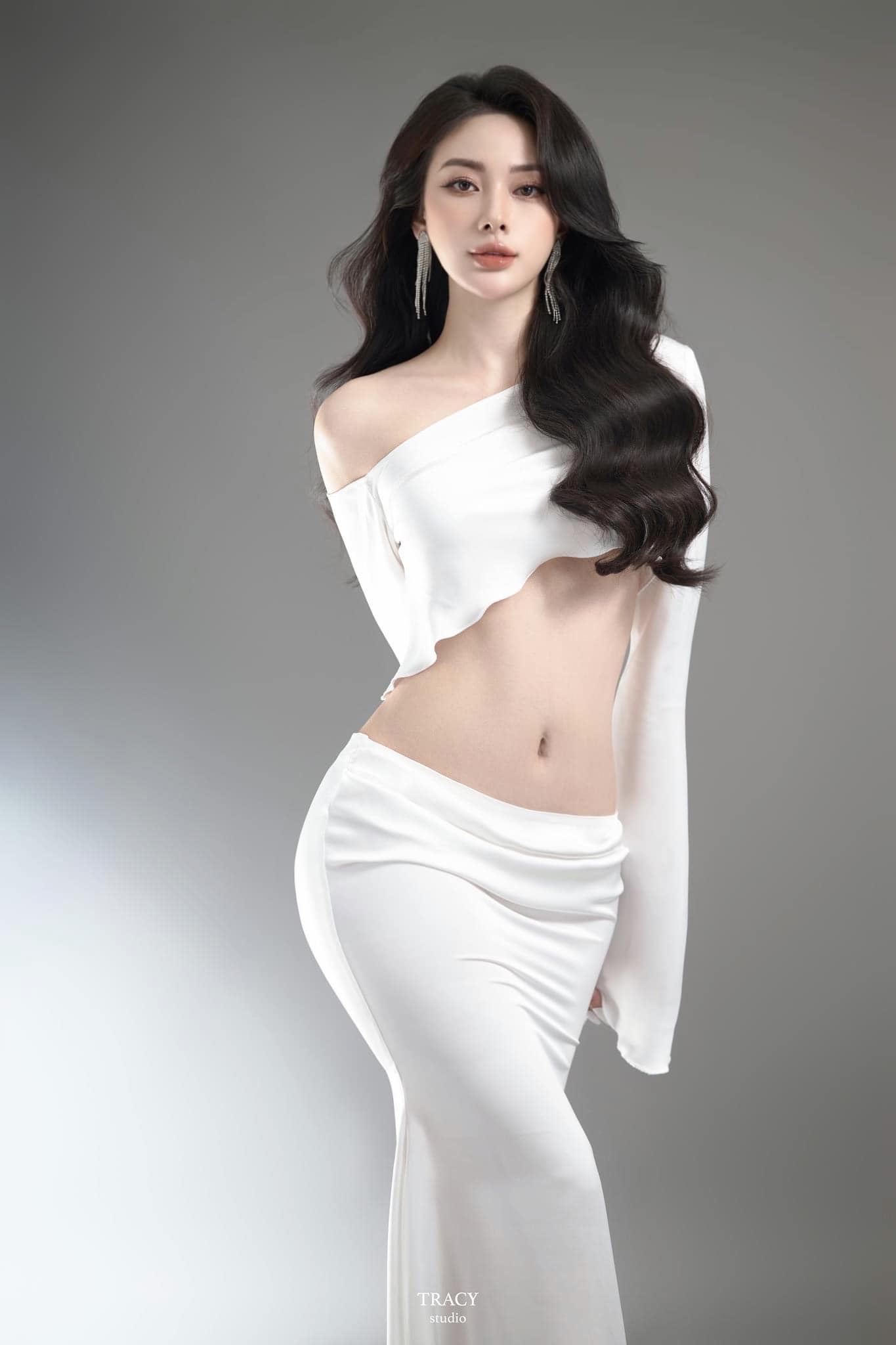 Another hot girl causes a stir by revealing a series of stunning photos showcasing her smooth shoulders 12 Thảo Ly at K-Star Spark