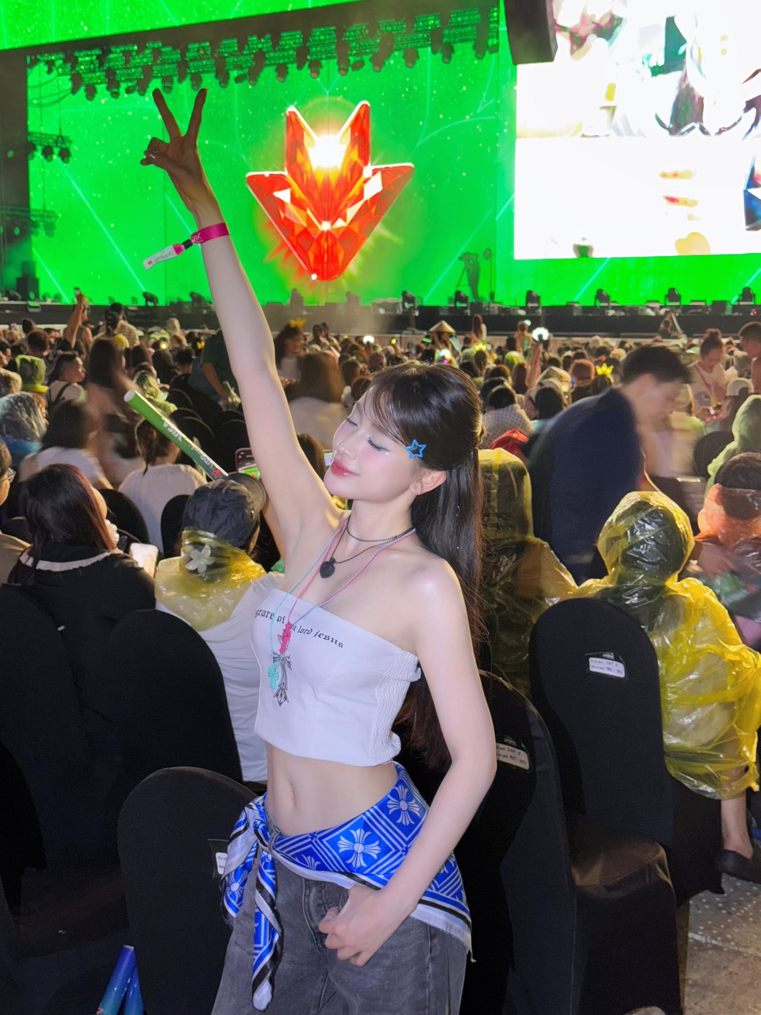 Another hot girl causes a stir by revealing a series of stunning photos showcasing her smooth shoulders 2 Thảo Ly at K-Star Spark