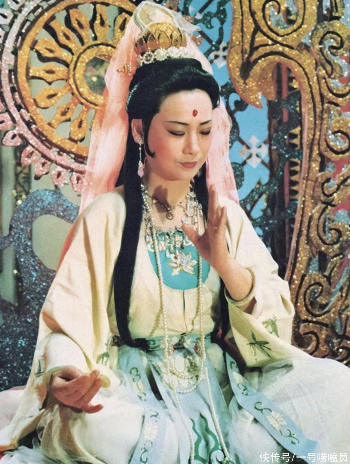 “Quan Âm Bồ Tát” được công chúng quỳ lạy, thờ cúng liên tục gặp chuyện lạ- Ảnh 1.