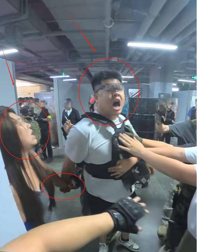 Chơi game thua, cô gái lao vào tương tác đối thủ, vừa đánh vừa Chơi game thua, cô gái lao vào tương tác đối thủ, vừa đánh vừa