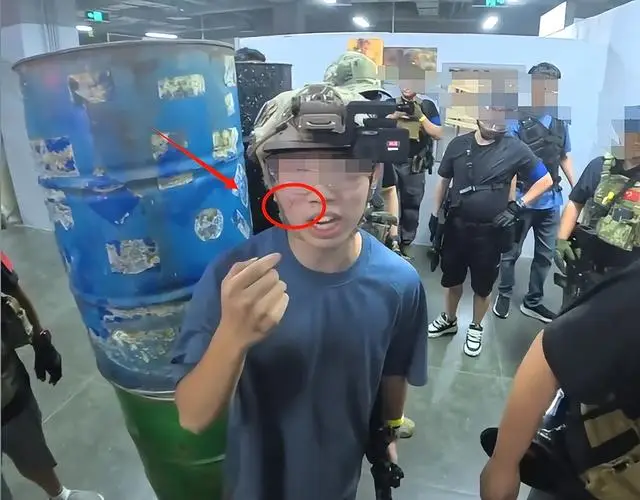 Chơi game thua, cô gái lao vào tương tác đối thủ, vừa đánh vừa Chơi game thua, cô gái lao vào tương tác đối thủ, vừa đánh vừa