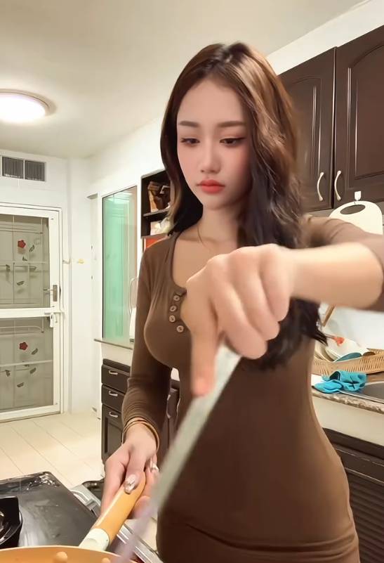 Hóa thân thành cô vợ đảm đang, hot girl nóng bỏng chẳng kém Hóa thân thành cô vợ đảm đang, hot girl nóng bỏng chẳng kém