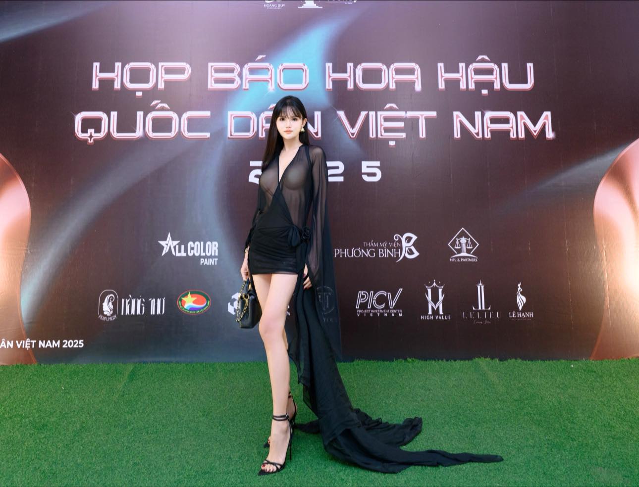 Nữ TikToker tự nhận nữ hoàng nội y thế hệ mới, không ngại va chạm, nổ Nữ TikToker tự nhận nữ hoàng nội y thế hệ mới, không ngại va chạm, nổ