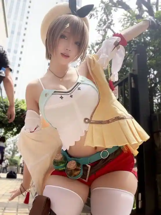 Ryza's Cosplay Amazes Fans with Unbelievable Realism 2 Ayuno's Ryza Cosplay