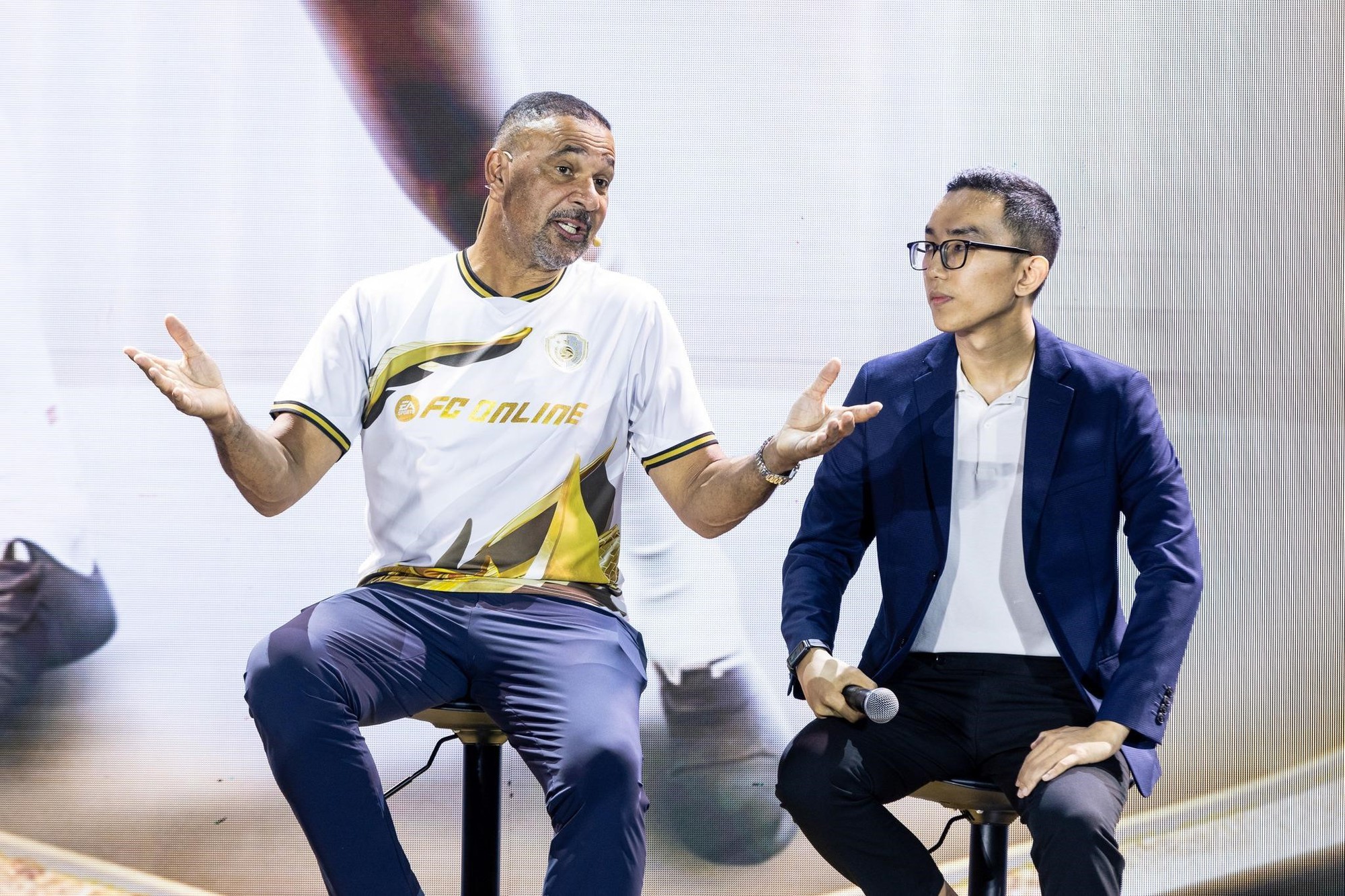 Garena FC Online Việt Nam mời huyền thoại Dieogo Forlan về Việt Nam đón sinh nhật 7 tuổi để tri ân người chơi- Ảnh 2. Garena FC Online Việt Nam mời huyền thoại Dieogo Forlan về Việt Nam đón sinh nhật 7 tuổi để tri ân người chơi- Ảnh 2.