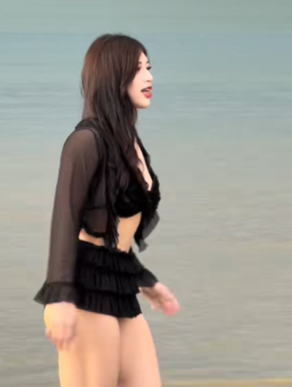 Hot girl wrestler's beauty increasingly rises, joining the fierce bikini competition 8 Gorgeous girl showcasing her summer style at the beach.