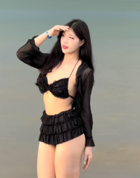 Hot girl wrestler's beauty increasingly rises, joining the fierce bikini competition 7 Hot girl enjoying summer fun in a stylish bikini.