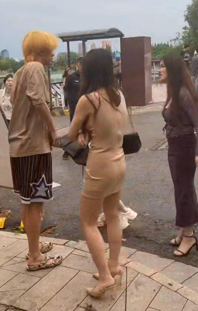 Bị phát hiện hẹn hò với ba cô gái cùng lúc, nam thanh niên rơi vào nghịch cảnh éo le- Ảnh 2.