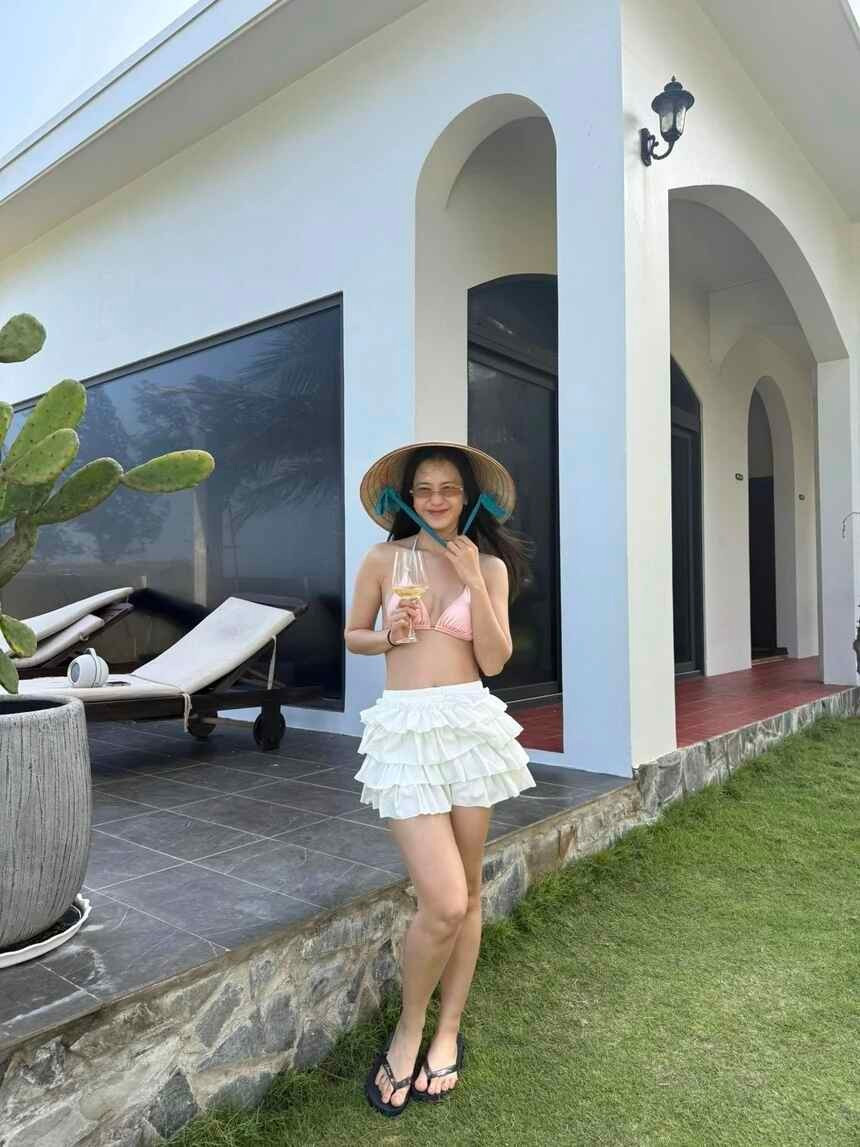 Trâm Anh's radiant confidence attracts everyone's attention. Trâm Anh's radiant confidence attracts everyone's attention.