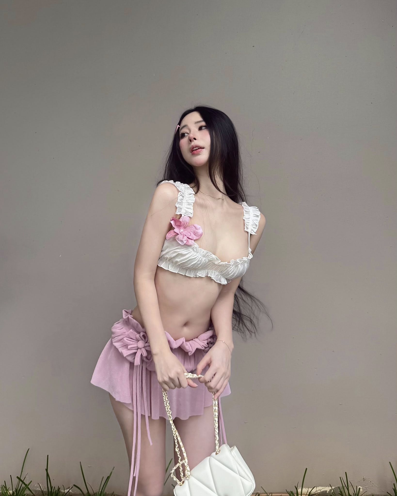 Beautiful female TikToker flaunts monthly income in the billions, "claps back" at haters without missing a beat! 8 Stunning TikToker showcasing her monthly income