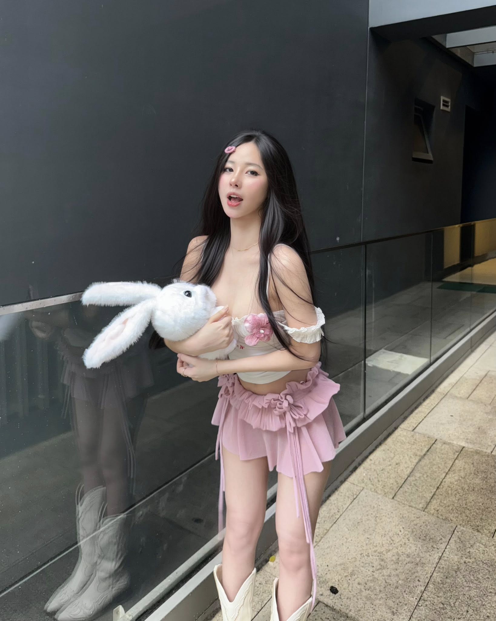 Beautiful female TikToker flaunts monthly income in the billions, "claps back" at haters without missing a beat! 6 Stunning TikToker showcasing her monthly income