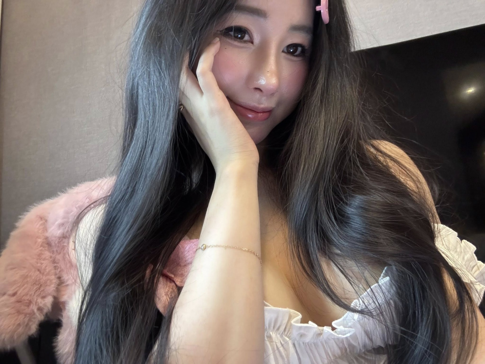 Beautiful female TikToker flaunts monthly income in the billions, "claps back" at haters without missing a beat! 4 Stunning TikToker showcasing her monthly income