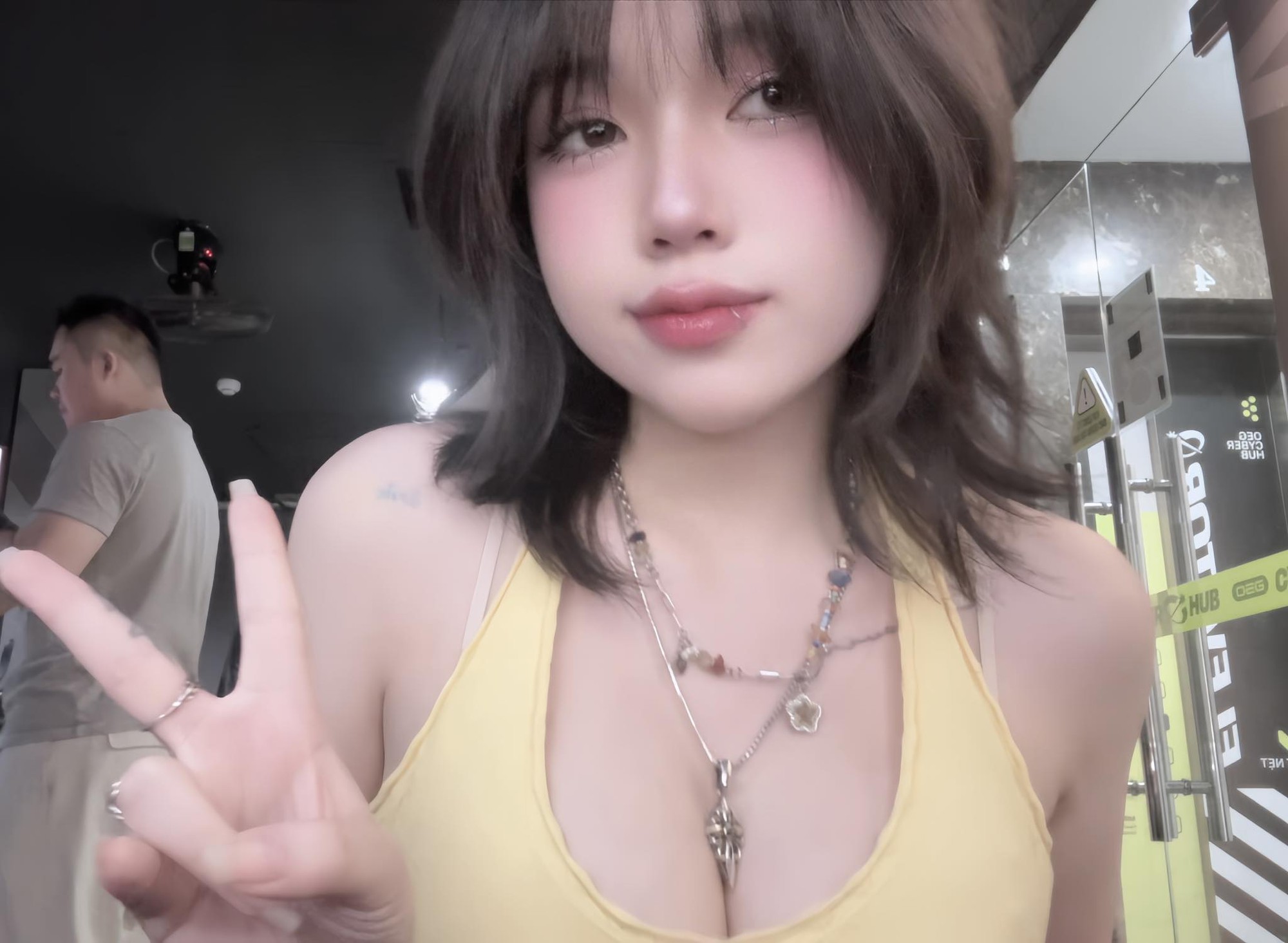 Hot girl phòng net lại trổ tài Hot girl phòng net lại trổ tài