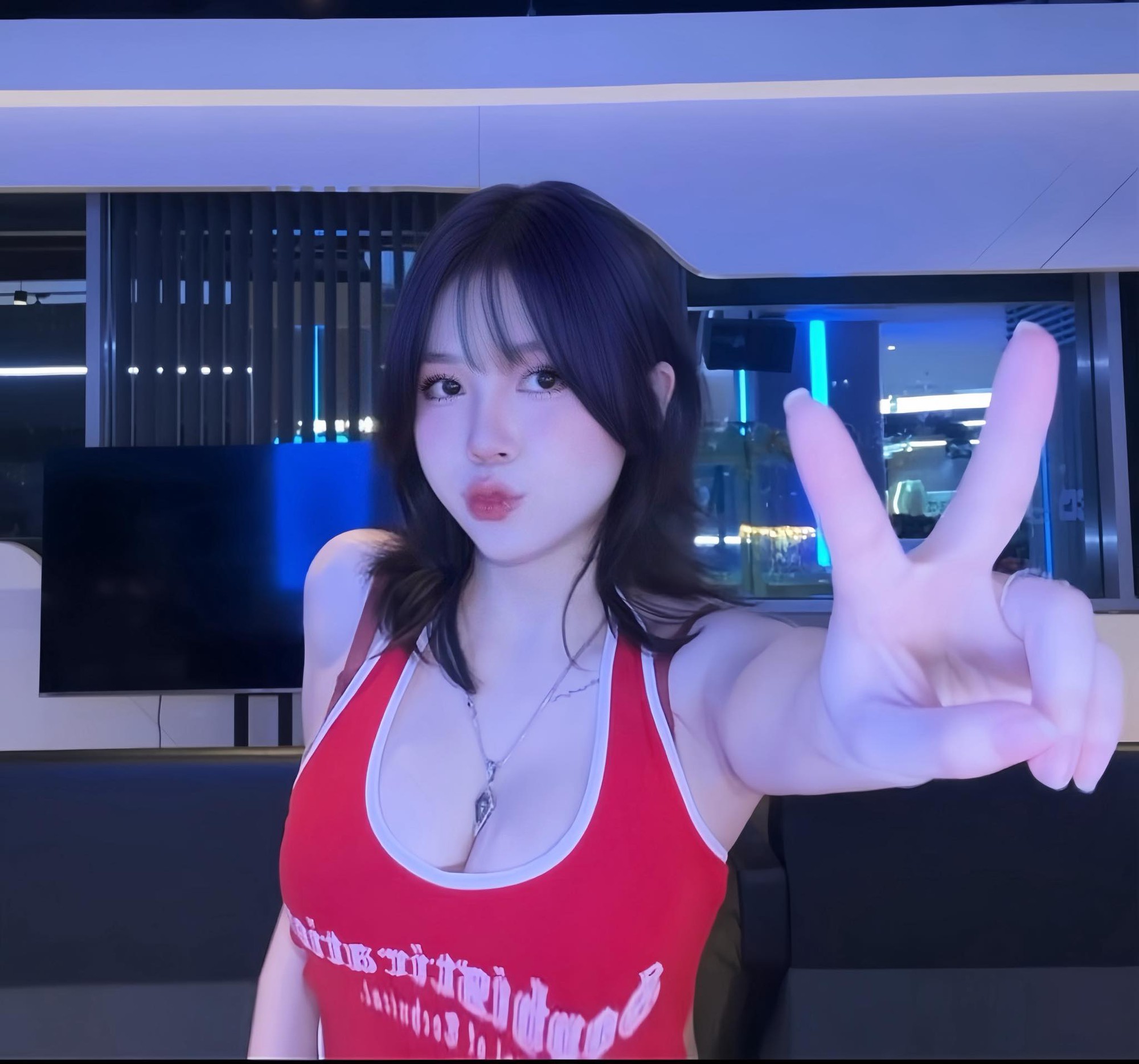 Hot girl phòng net lại trổ tài Hot girl phòng net lại trổ tài