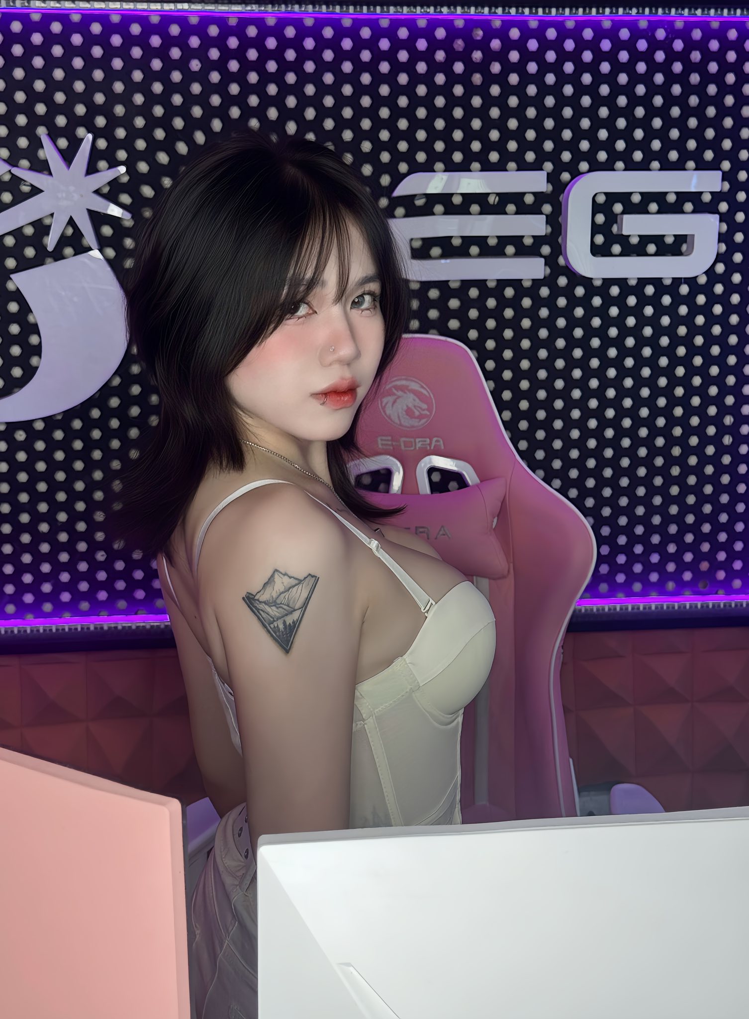 Hot girl phòng net lại trổ tài Hot girl phòng net lại trổ tài