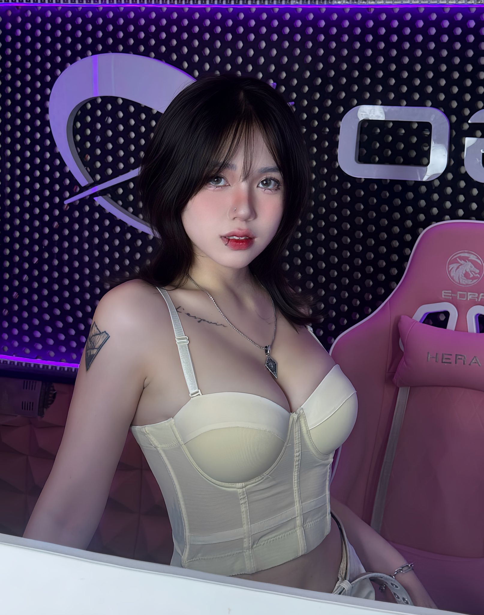 Hot girl phòng net lại trổ tài Hot girl phòng net lại trổ tài