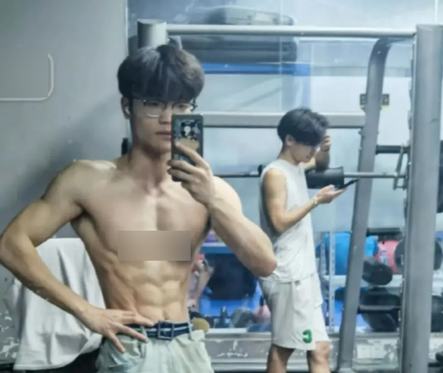 Một phiên bản Faker cơ bắp đã từng được bàn tán trước đây Một phiên bản Faker cơ bắp đã từng được bàn tán trước đây
