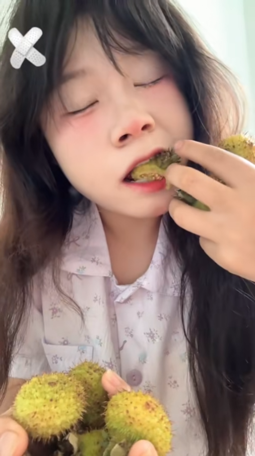 Làm content ăn cả thế giới, cô gái khiến người xem hãi hùng với những thứ Làm content ăn cả thế giới, cô gái khiến người xem hãi hùng với những thứ