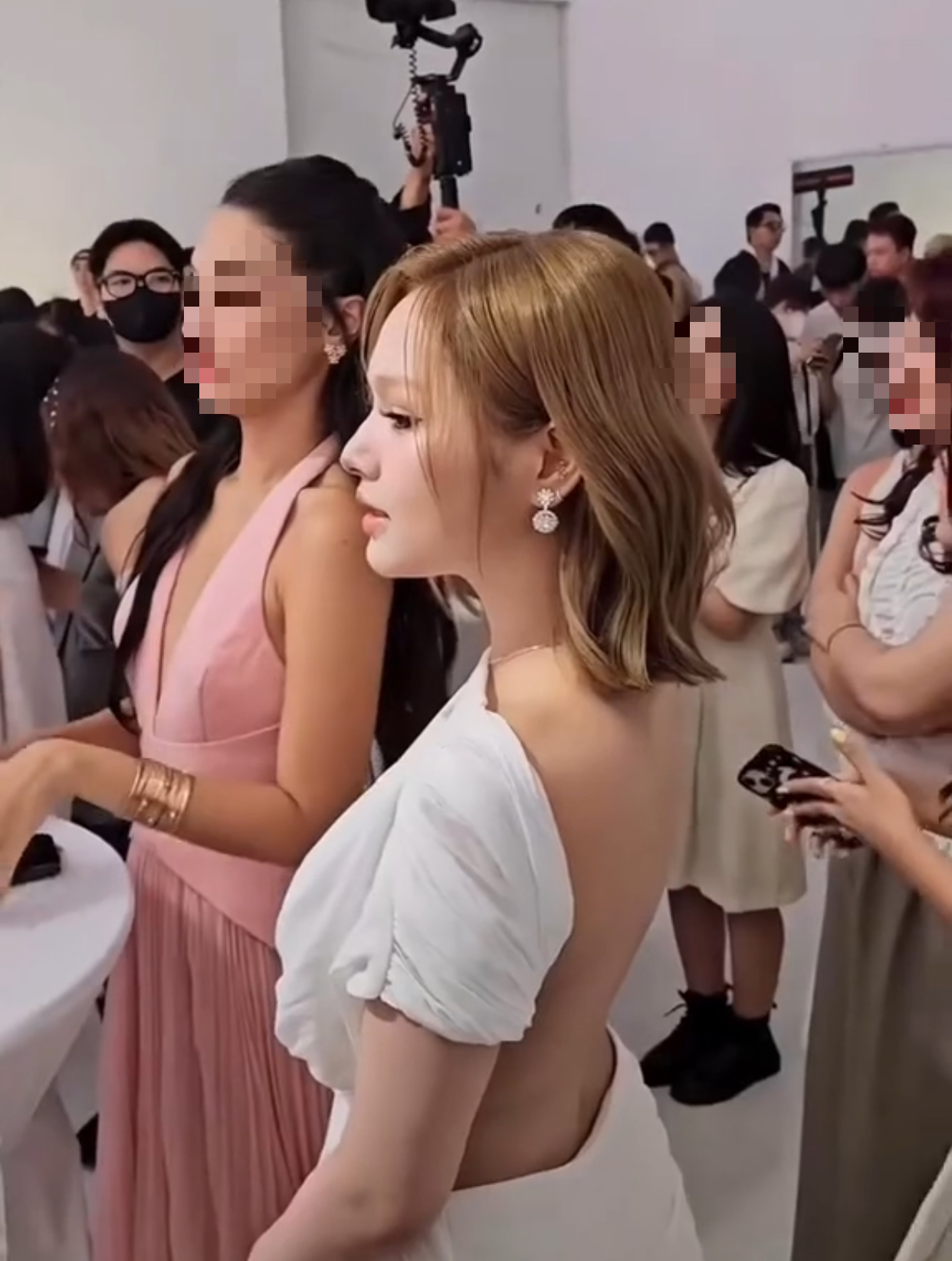Khoảnh khắc khoe lưng trần gây chú ý của Xoài Non, netizen 