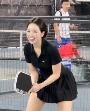 Chia sẻ vlog ra sân, hot girl pickleball để lọt 1 giây hình ảnh siêu ấn tượng- Ảnh 3. Chia sẻ vlog ra sân, hot girl pickleball để lọt 1 giây hình ảnh siêu ấn tượng- Ảnh 3.