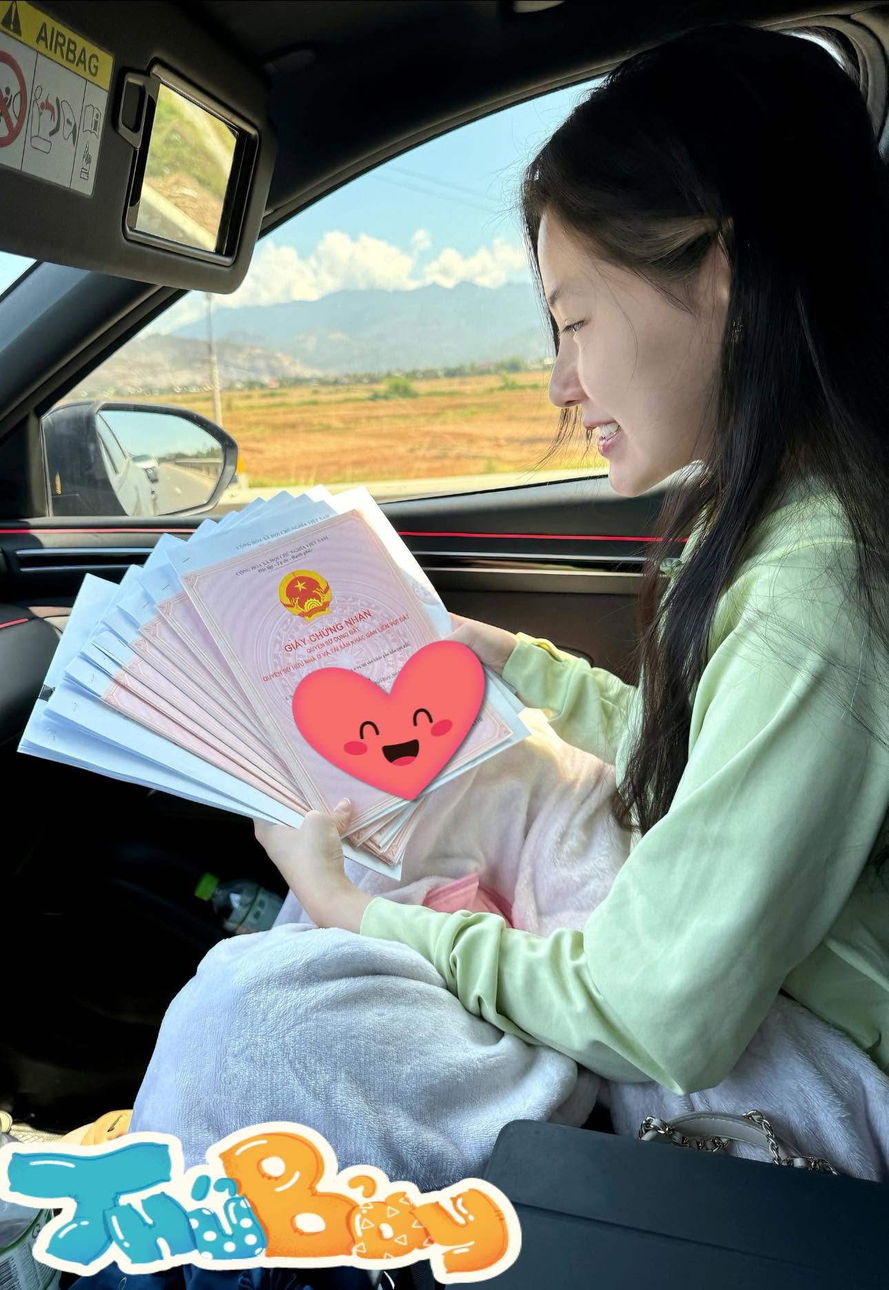 Hot girl xinh đẹp khoe số dư khủng, sổ đỏ cả sấp, cư dân mạng nhiệt tình Hot girl xinh đẹp khoe số dư khủng, sổ đỏ cả sấp, cư dân mạng nhiệt tình