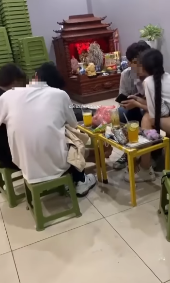 Không ngần ngại làm chuyện riêng tư ở quán trà chanh, hành động tập thể giới trẻ khiến CĐM đặt dấu Không ngần ngại làm chuyện riêng tư ở quán trà chanh, hành động tập thể giới trẻ khiến CĐM đặt dấu