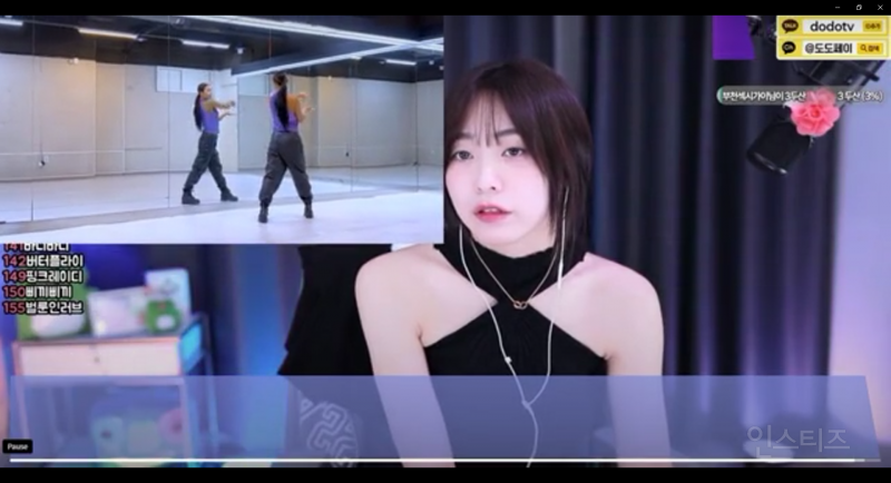 Unexpectedly ambushed by a strange man, the beautiful female streamer shocked viewers as he hugged and lifted her from behind 1 photo-1751352434296