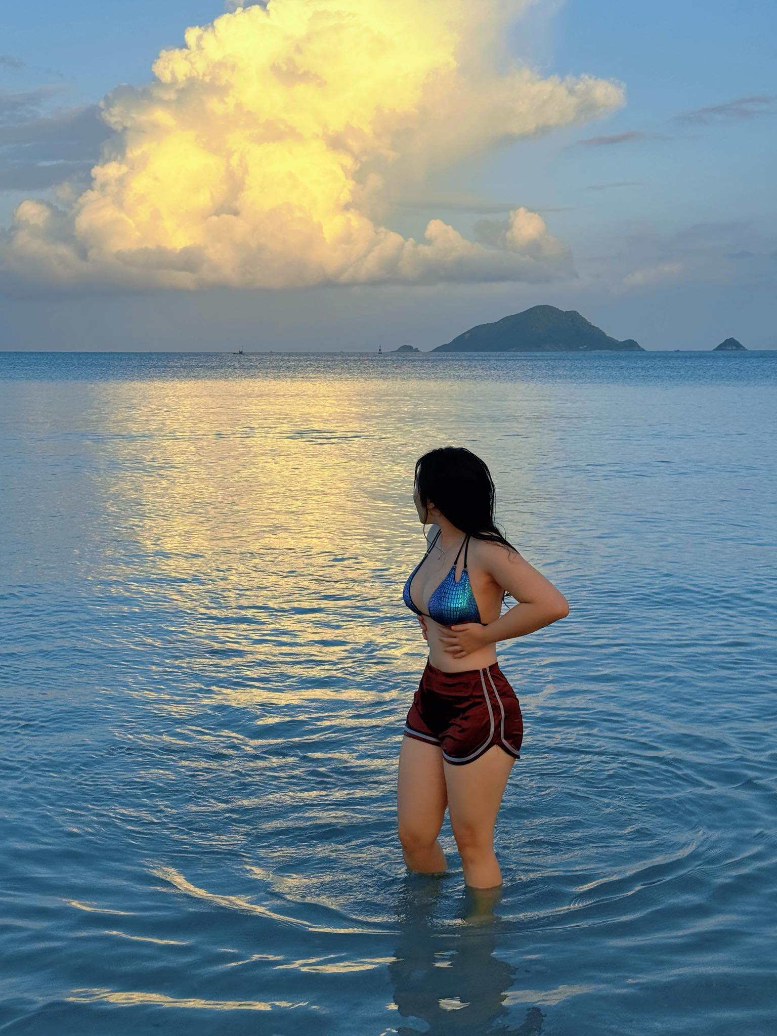 "Full" Display of Sensual Figure in an Extremely Elegant Way by TikToker Hot Girl 11 Hồng Trần Naiverosie