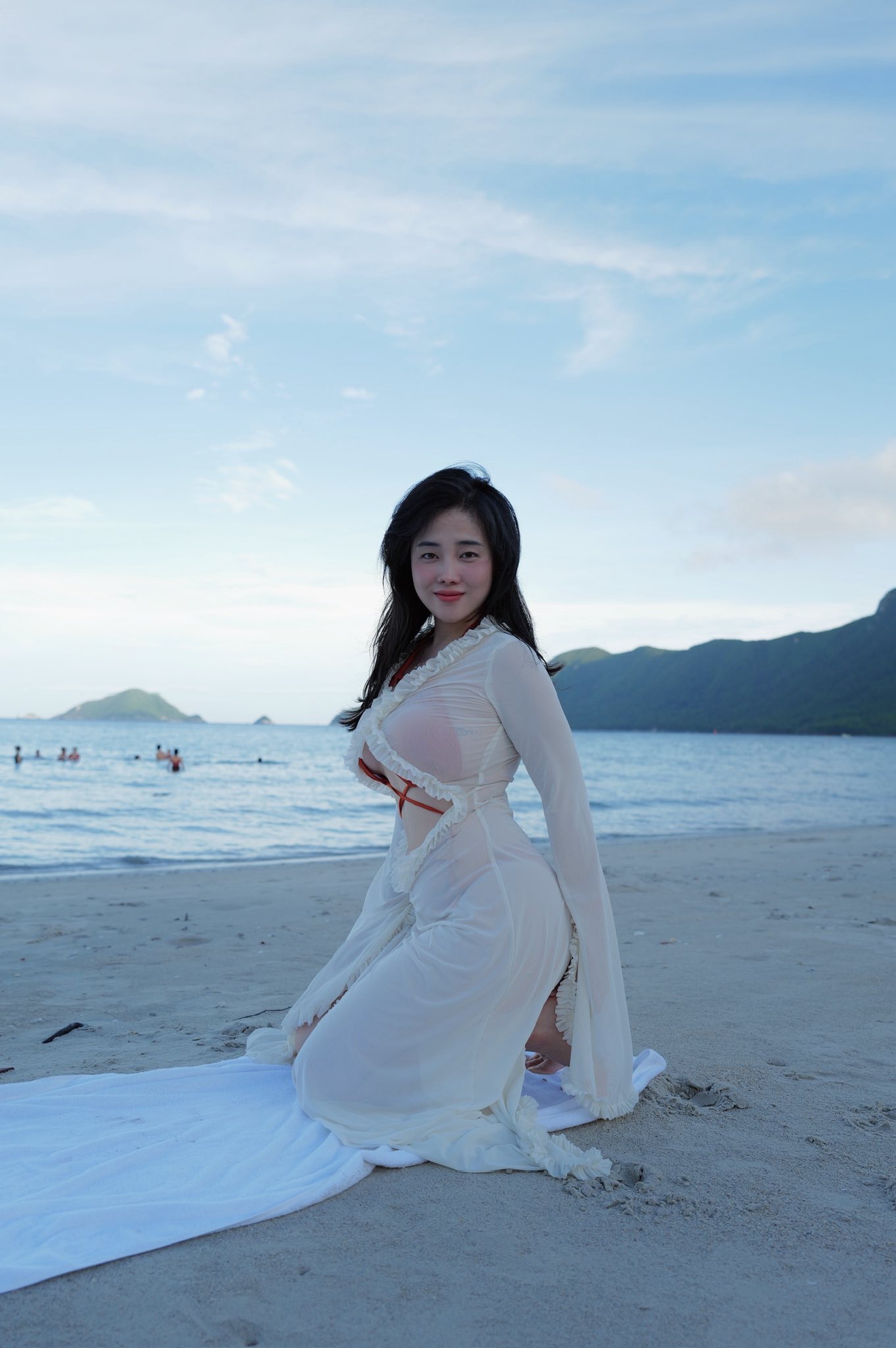 "Full" Display of Sensual Figure in an Extremely Elegant Way by TikToker Hot Girl 10 Hồng Trần Naiverosie