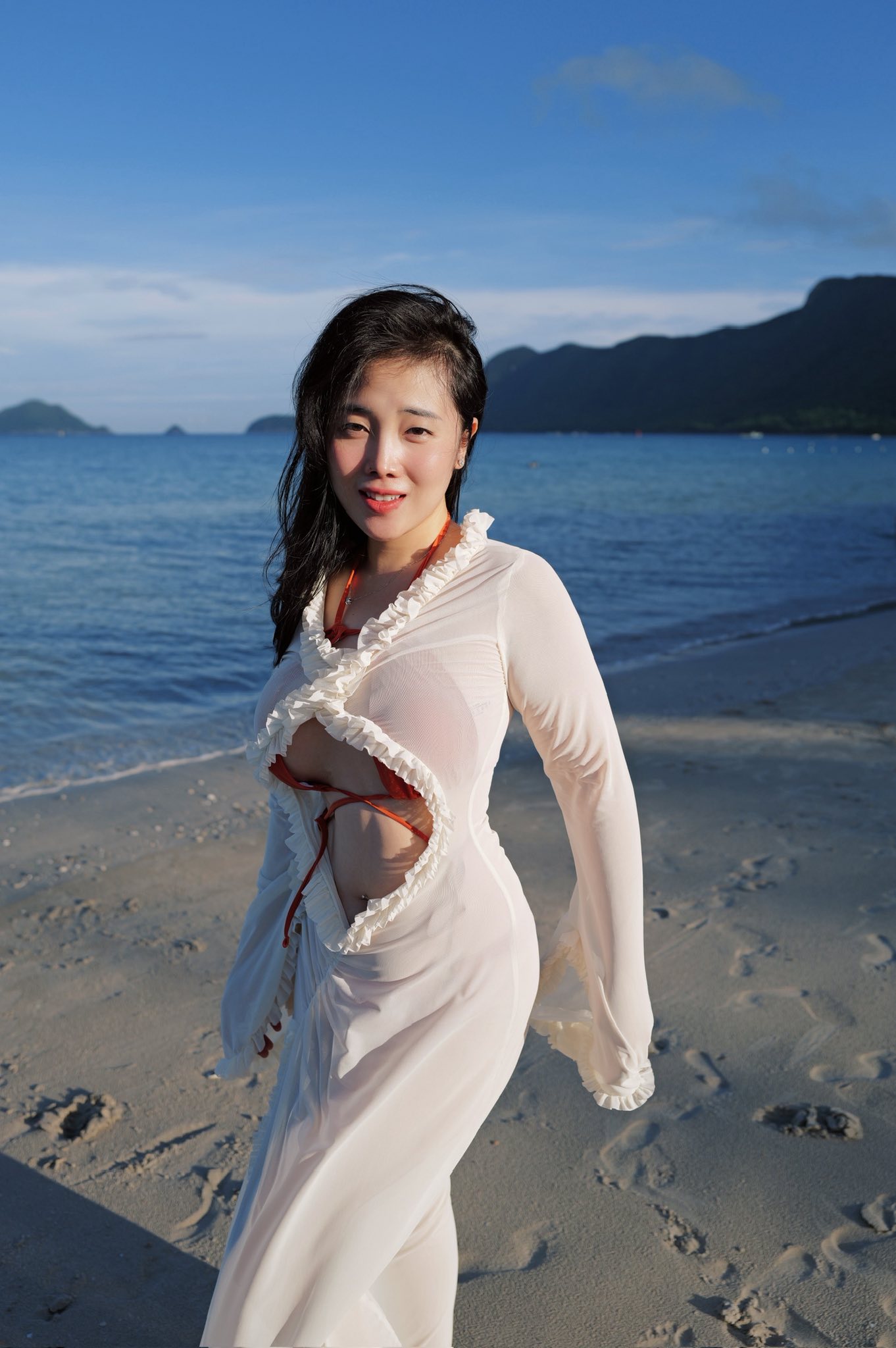 "Full" Display of Sensual Figure in an Extremely Elegant Way by TikToker Hot Girl 6 Hồng Trần Naiverosie