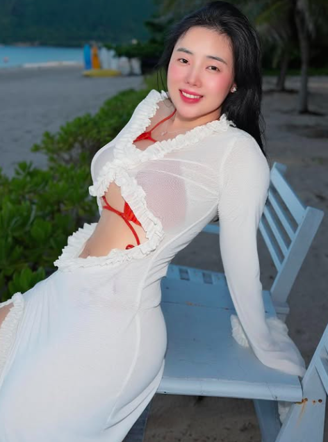 "Full" Display of Sensual Figure in an Extremely Elegant Way by TikToker Hot Girl 5 Hồng Trần Naiverosie