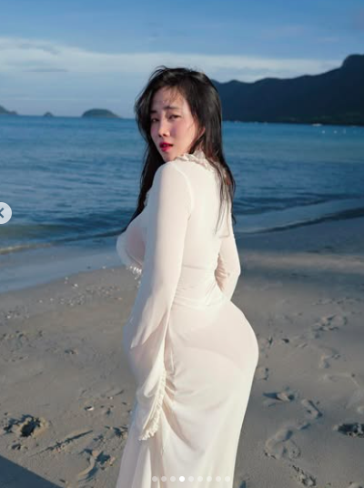 "Full" Display of Sensual Figure in an Extremely Elegant Way by TikToker Hot Girl 9 Hồng Trần Naiverosie