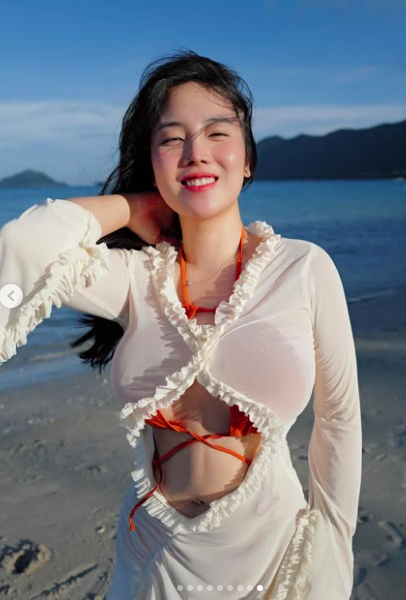 "Full" Display of Sensual Figure in an Extremely Elegant Way by TikToker Hot Girl 4 Hồng Trần Naiverosie