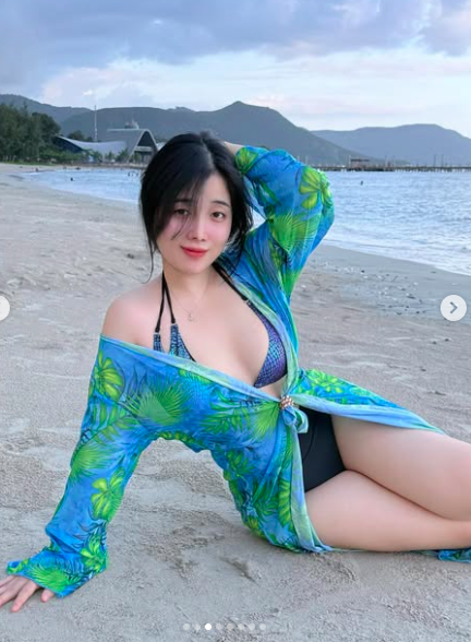"Full" Display of Sensual Figure in an Extremely Elegant Way by TikToker Hot Girl 13 Hồng Trần Naiverosie