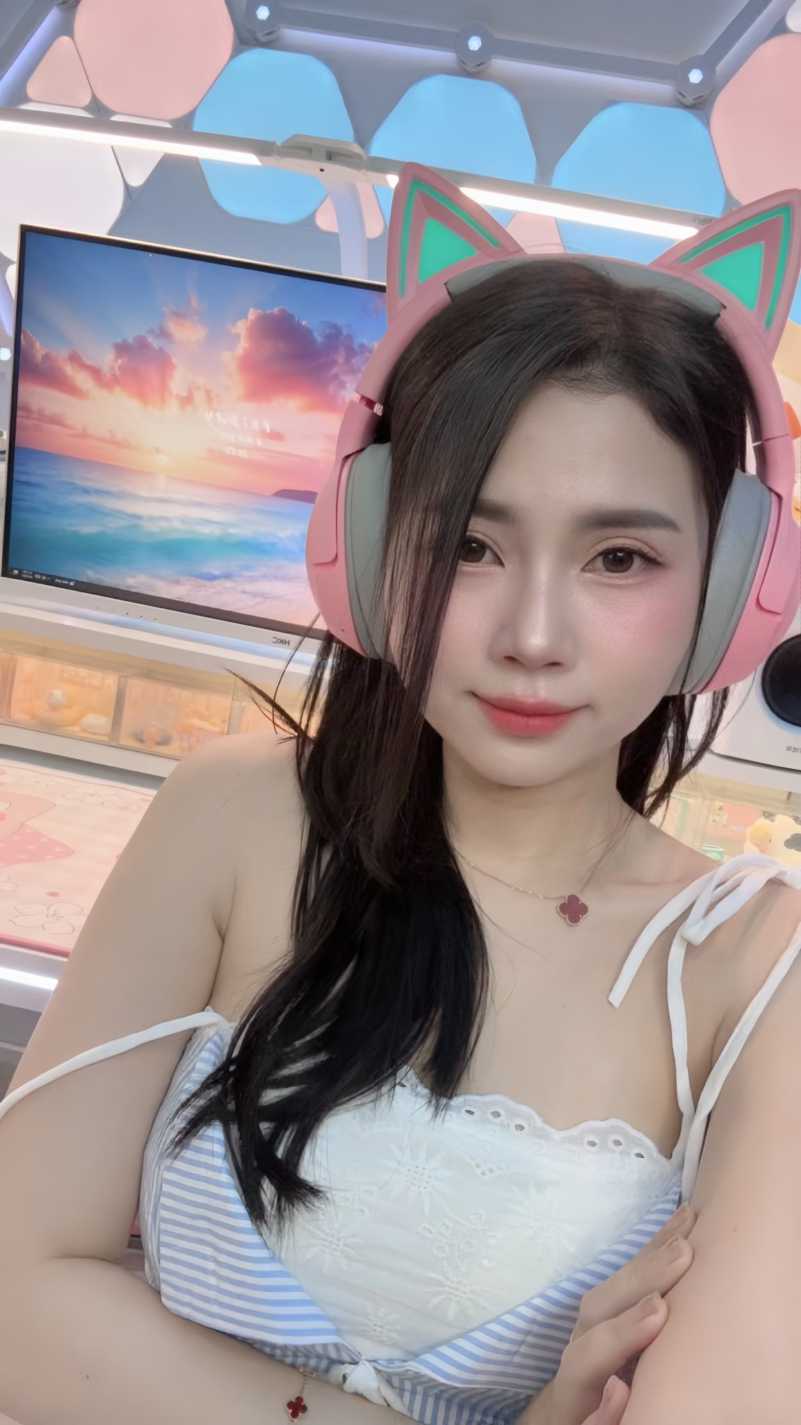 Hot girl khoe decor góc gaming đẳng cấp, 