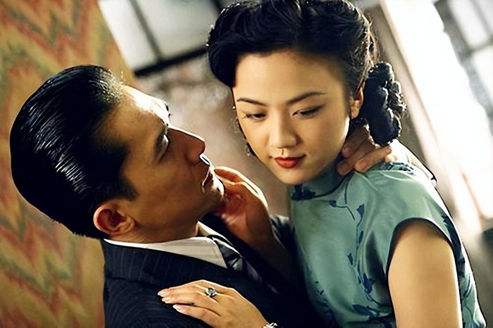 9 bộ phim 18+ cực nóng bỏng khiến khán giả náo loạn, truyền thông tranh cãi và giới phê bình chia rẽ- Ảnh 1. 9 bộ phim 18+ cực nóng bỏng khiến khán giả náo loạn, truyền thông tranh cãi và giới phê bình chia rẽ- Ảnh 1.