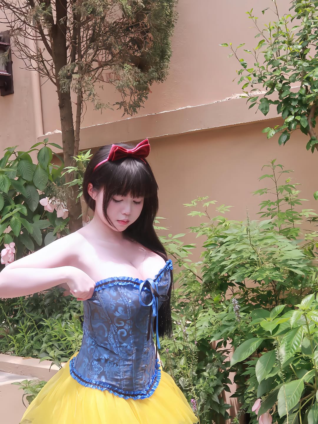 Cosplay Bạch Tuyết, hot girl Instagram gây 