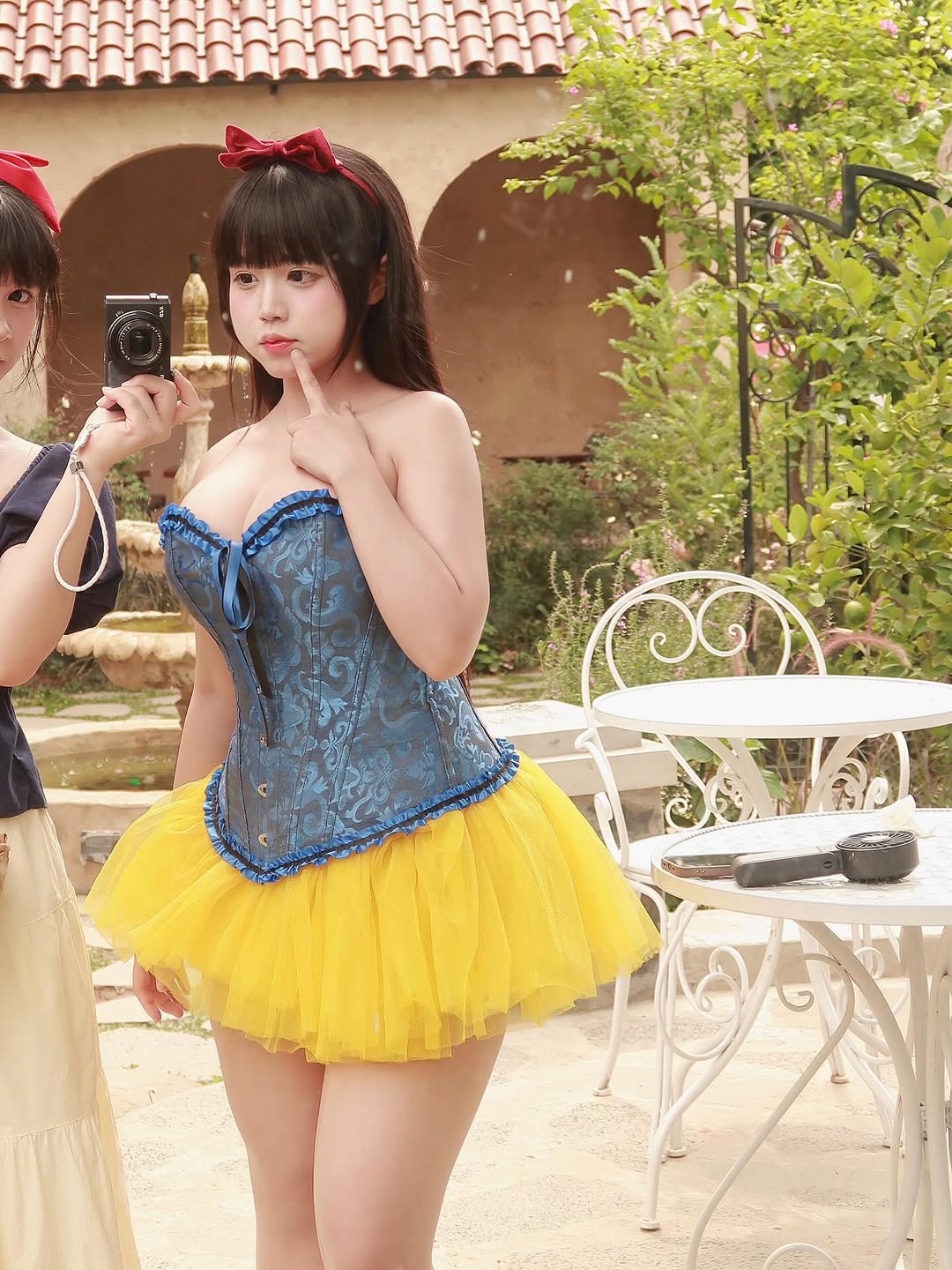 Cosplay Bạch Tuyết, hot girl Instagram gây 