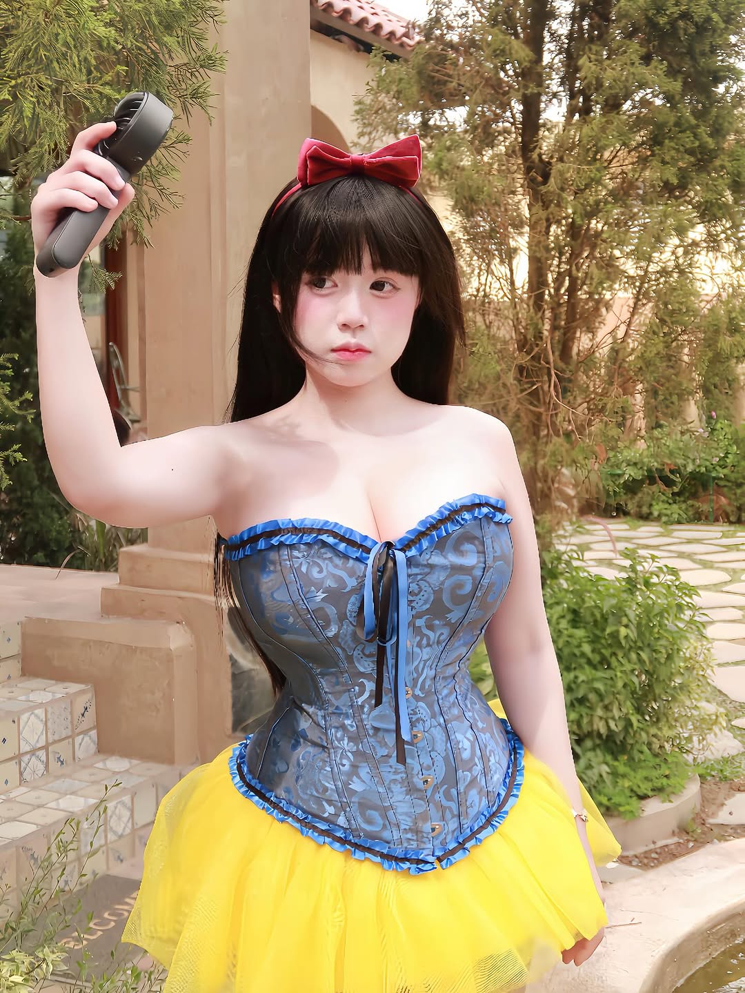 Cosplay Bạch Tuyết, hot girl Instagram gây 