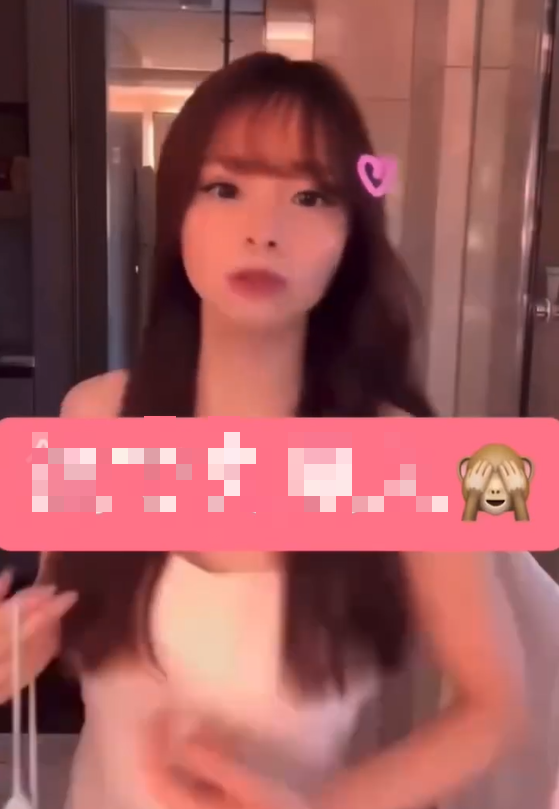 Vô tình lọt vào camera, chiếc gương phản chủ khiến hot girl hối hận- Ảnh 2. Vô tình lọt vào camera, chiếc gương phản chủ khiến hot girl hối hận- Ảnh 2.
