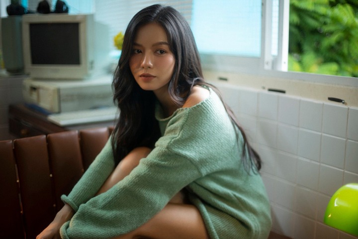 Vẻ gợi cảm khác hẳn trên phim của bóng hồng duy nhất trong 'Mưa đỏ'- Ảnh 10.