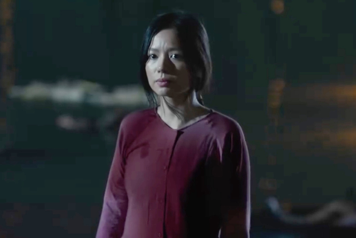 Vẻ gợi cảm khác hẳn trên phim của bóng hồng duy nhất trong 'Mưa đỏ'- Ảnh 2.