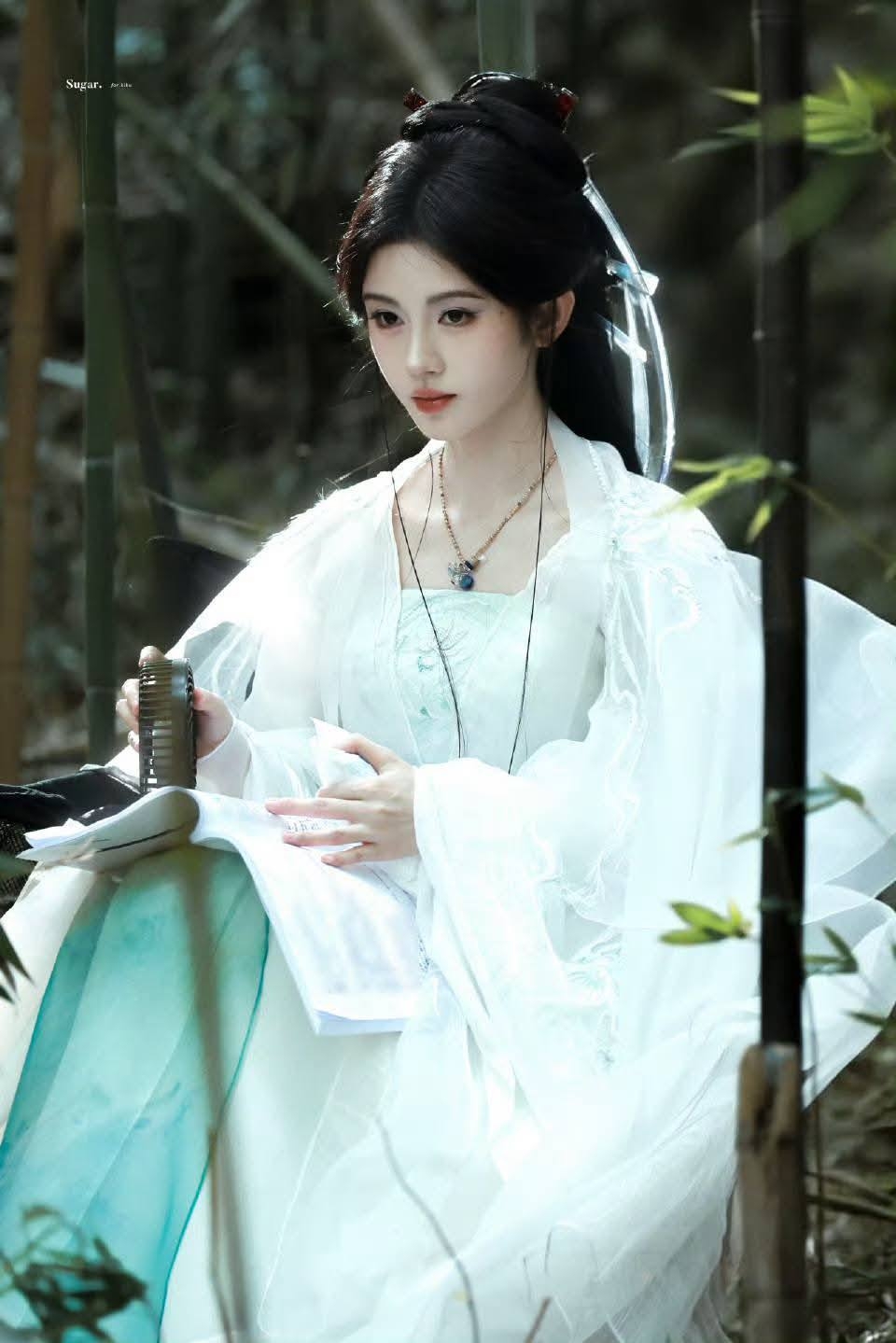 Nhìn mỹ nhân này mặc bạch y mà tưởng tiên nữ giáng trần: Gương mặt được ông trời phác họa, người đâu mà đẹp dữ thần- Ảnh 2. Nhìn mỹ nhân này mặc bạch y mà tưởng tiên nữ giáng trần: Gương mặt được ông trời phác họa, người đâu mà đẹp dữ thần- Ảnh 2.