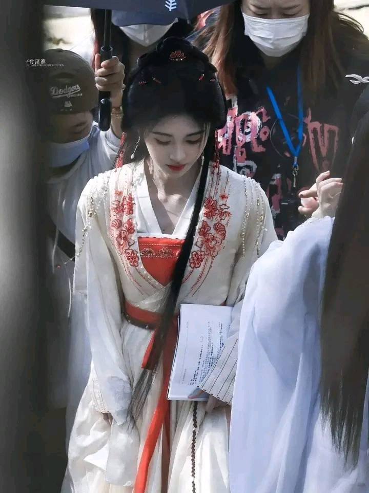 Nhìn mỹ nhân này mặc bạch y mà tưởng tiên nữ giáng trần: Gương mặt được ông trời phác họa, người đâu mà đẹp dữ thần- Ảnh 6. Nhìn mỹ nhân này mặc bạch y mà tưởng tiên nữ giáng trần: Gương mặt được ông trời phác họa, người đâu mà đẹp dữ thần- Ảnh 6.