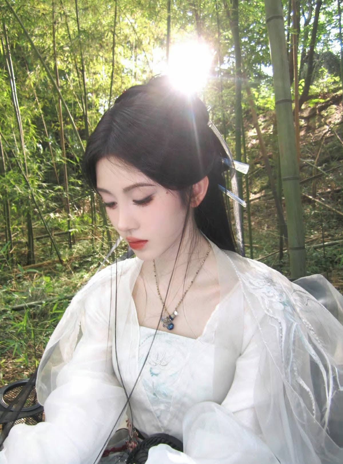 Nhìn mỹ nhân này mặc bạch y mà tưởng tiên nữ giáng trần: Gương mặt được ông trời phác họa, người đâu mà đẹp dữ thần- Ảnh 3. Nhìn mỹ nhân này mặc bạch y mà tưởng tiên nữ giáng trần: Gương mặt được ông trời phác họa, người đâu mà đẹp dữ thần- Ảnh 3.