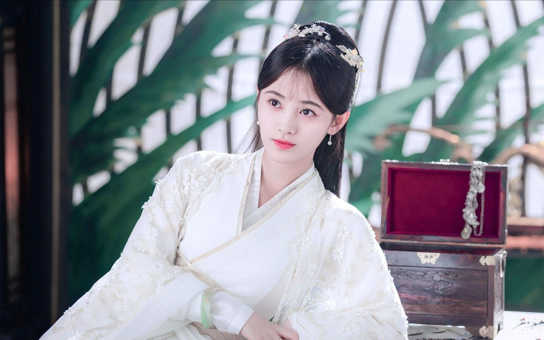 Nhìn mỹ nhân này mặc bạch y mà tưởng tiên nữ giáng trần: Gương mặt được ông trời phác họa, người đâu mà đẹp dữ thần- Ảnh 8. Nhìn mỹ nhân này mặc bạch y mà tưởng tiên nữ giáng trần: Gương mặt được ông trời phác họa, người đâu mà đẹp dữ thần- Ảnh 8.