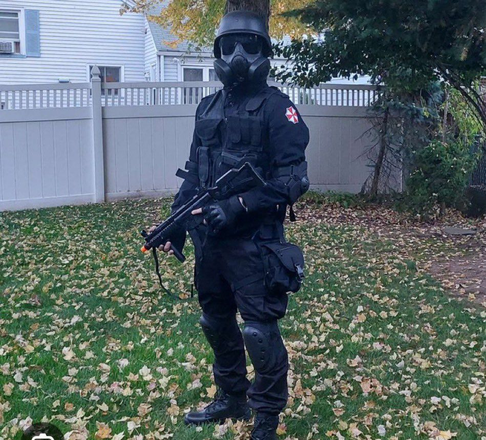 Cosplay nhân vật trong Resident Evil, nam thanh niên bị Cosplay nhân vật trong Resident Evil, nam thanh niên bị